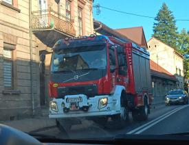 Maków Podhalański. Pod samochodem zapadła się ziemia.