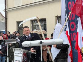 Diabły, Anioły i Śmierć z kosą odwiedzili Sławomira Mentzena na suskim rynku.