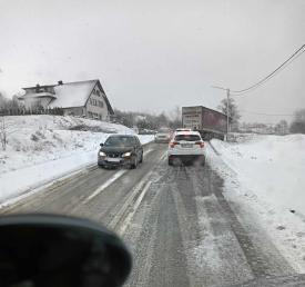 Trudne warunki na drogach - samochody w rowie.