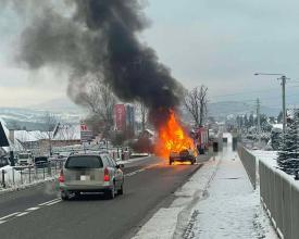 Pożar samochodu osobowego w Naprawie.