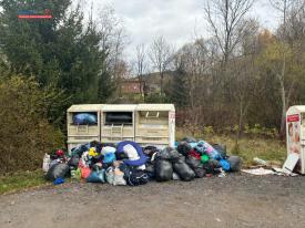 Przepełnione pojemniki na odzież używaną. Problem narasta.