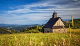 Odkryj Beskid Makowski jesienią. Anioł Stróż i czarcie sekrety kryją się wśród barwnych wzgórz.