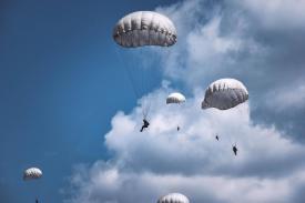 Nad Jeziorem Żywieckim odbyło się szkolenie spadochronowe żołnierzy.