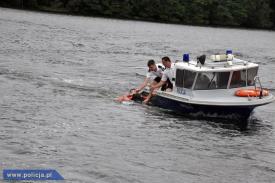 Policyjni wodniacy uratowali dwie osoby z Jeziora Mucharskiego.