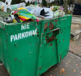 Porządki na cmentarzach. Rosnąca ilość odpadów. 