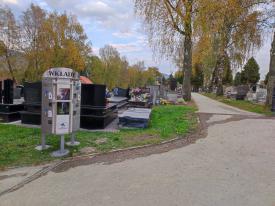 Na cmentarzu w Suchej Beskidzkiej działa automat z wkładami do zniczy