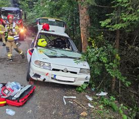 Wypadek podczas rajdu samochodowego - działania Straży Pożarnej. 